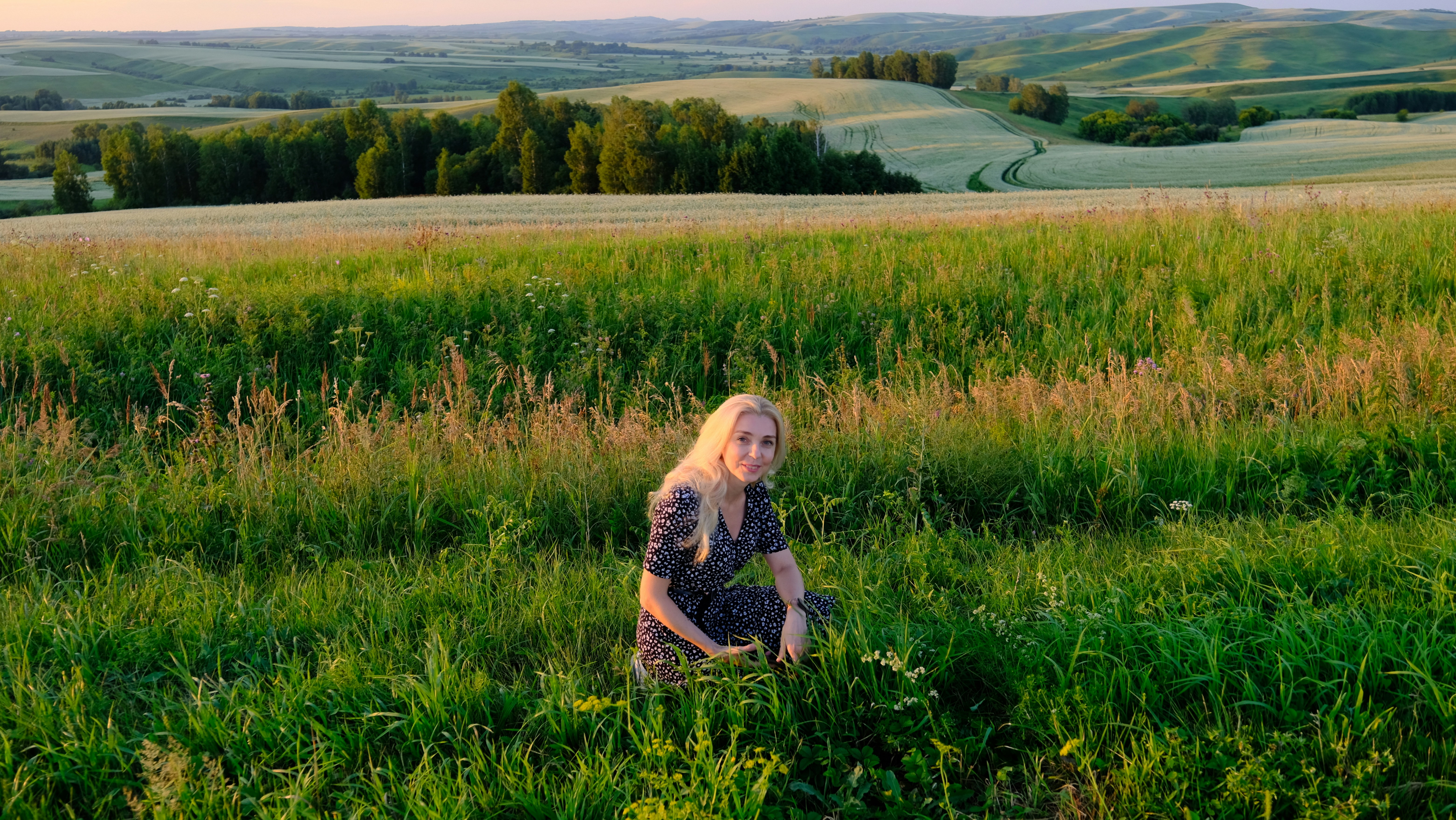 a woman sitting in a field of tall grass, XXV All-Russian Shukshin Festival. Director Anna Barsukova received a prize for her film "Fine Line", which tells about the semi-abandoned village of Sinegorye, Magadan region. The film aroused the interest of the festival audience. In the documentary film category, the film "Fine Line" was recognized as the best feature film. The photographs show a report from the scene of events in the Altai Territory in such cities as Barnaul, Kamen-na-Ob, Rubtsovsk, Biysk and the village of Srostki.