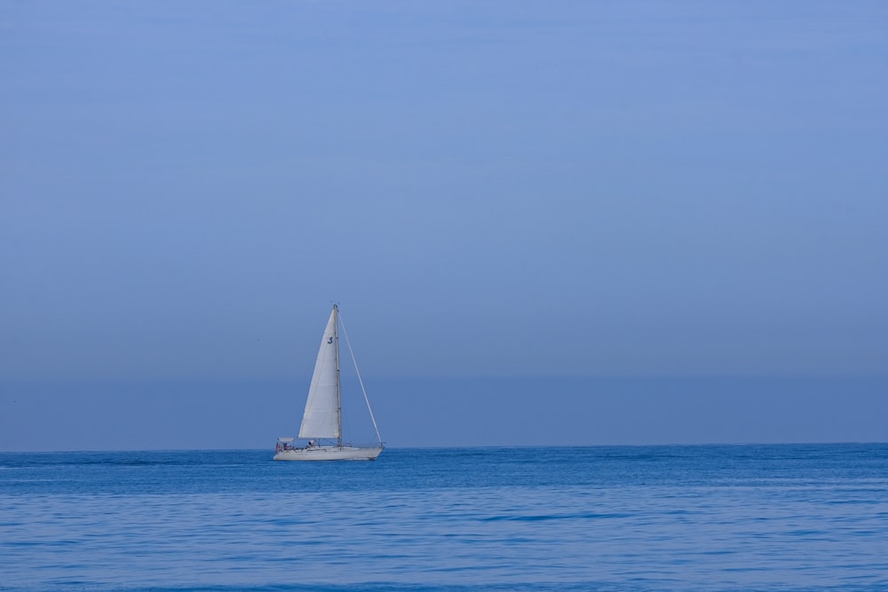 Una barca a vela in mezzo all'oceano