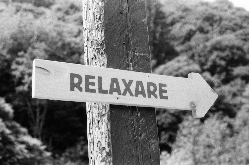 relaxare라고 적힌 표지판의 흑백 사진