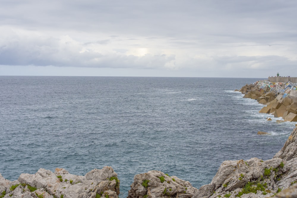 Blick auf das Meer von einer felsigen Klippe