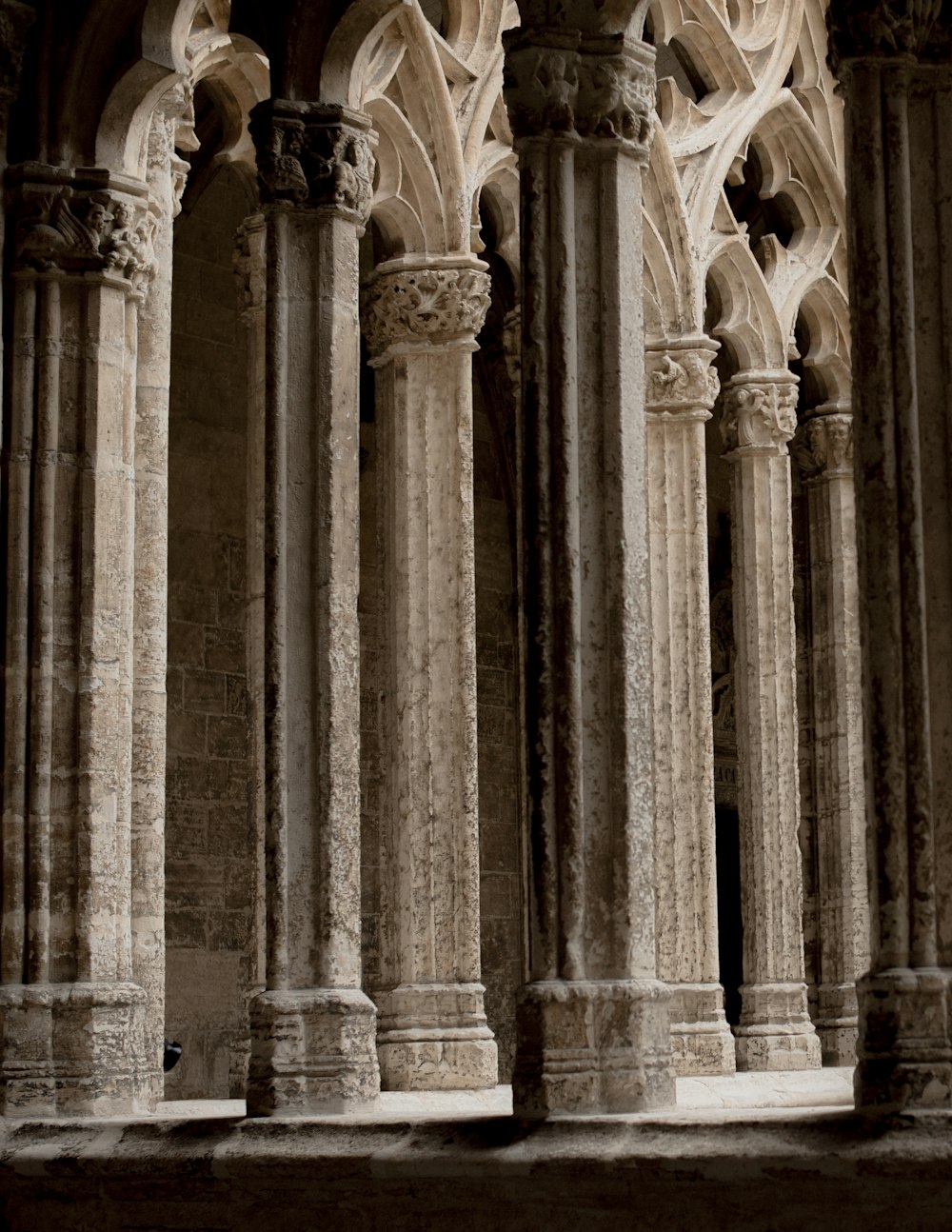 Una foto en blanco y negro de pilares y arcos