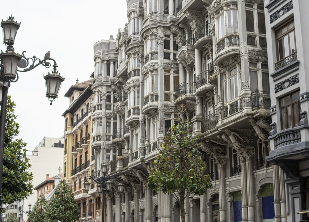 Fachadas de una calle residencial