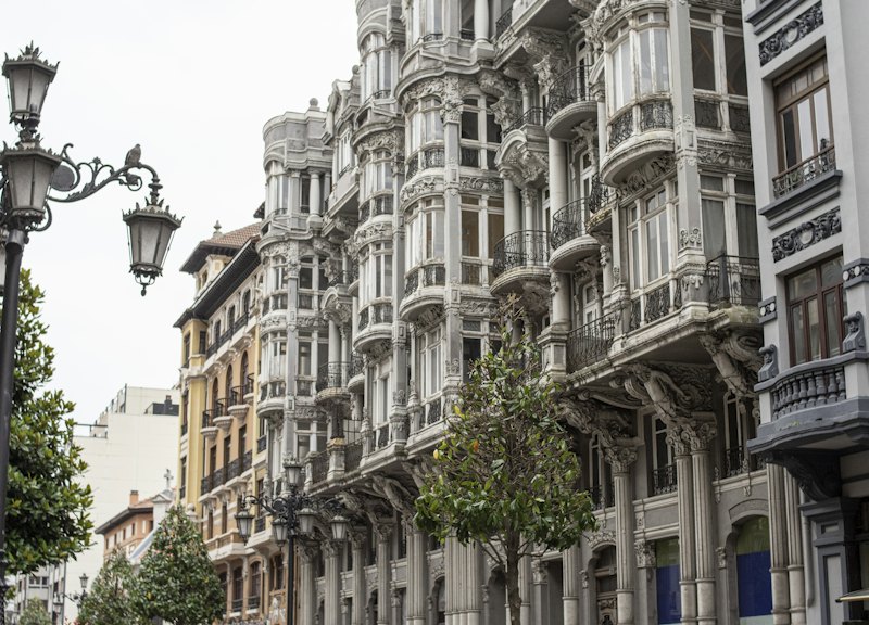 Fachadas de una calle residencial