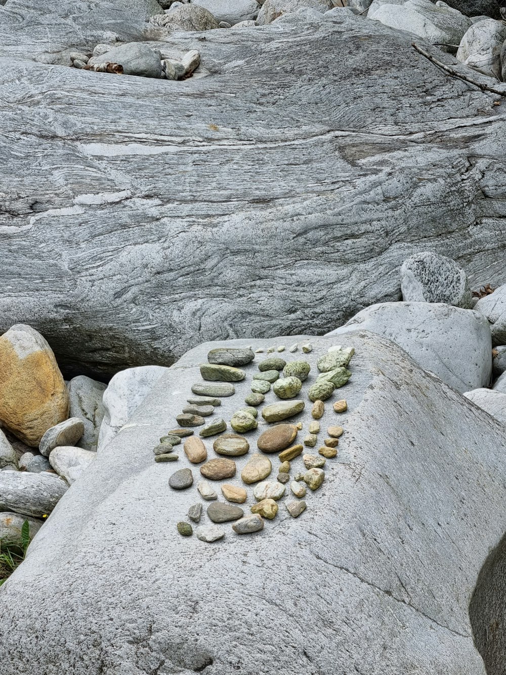 Una roca con un corazón hecho de rocas