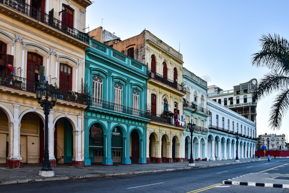 Une rangée de bâtiments colorés dans une rue de la ville