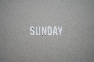 A calendar highlighting Sunday as the order deadline day.