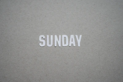 A calendar highlighting Sunday as the order deadline day.