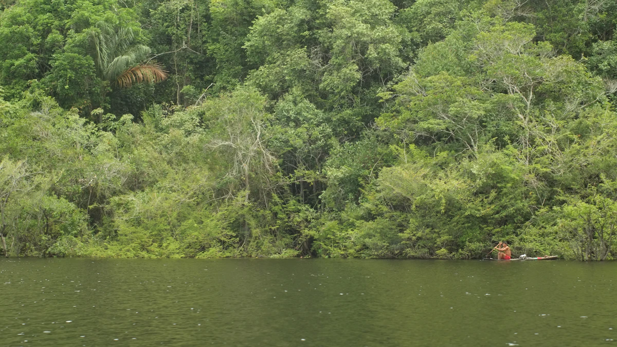 Guía navegando el río Inírida en lancha propia