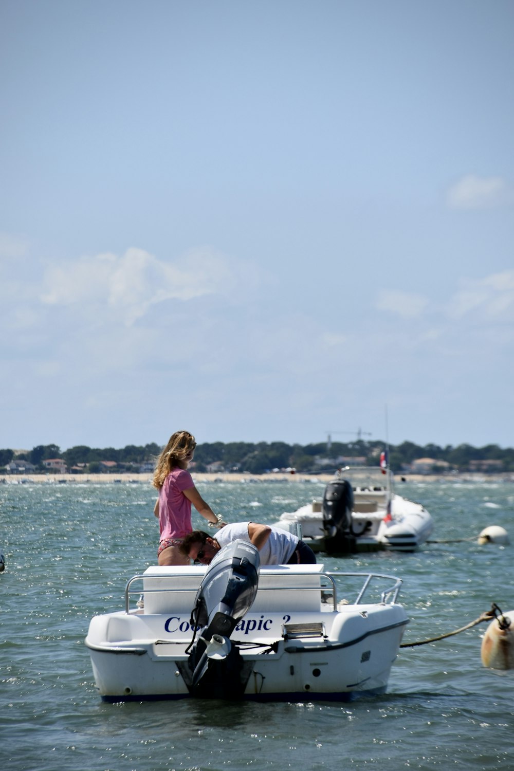 Ein Mann und eine Frau, die auf einem Boot im Wasser sitzen