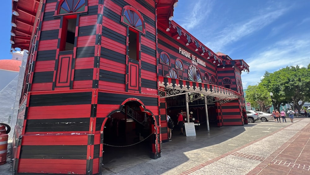 Um edifício vermelho e preto em uma rua da cidade