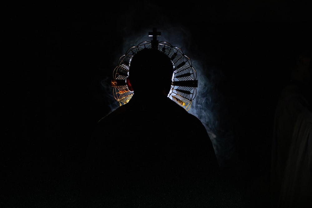 Ein Mann, der vor einem dunklen Tunnel steht