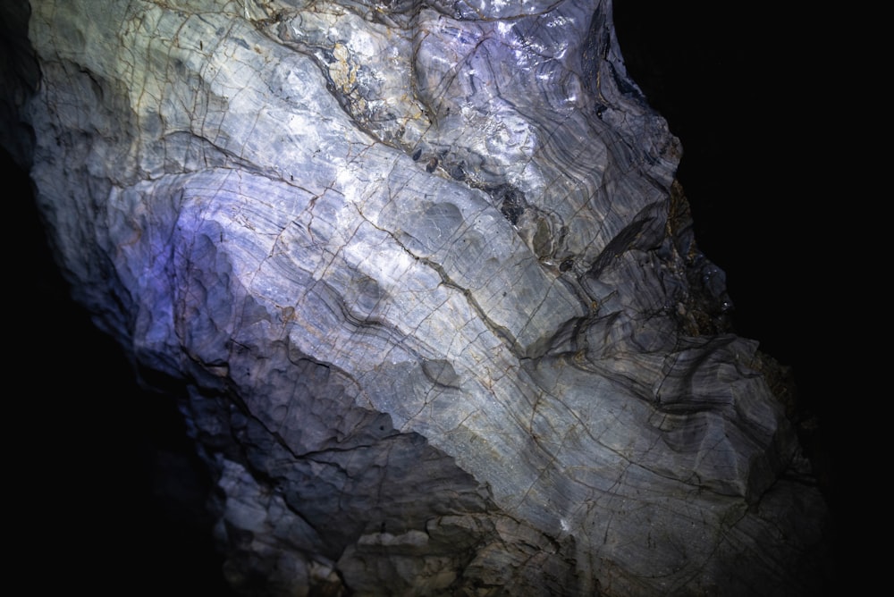 un rocher avec une lumière bleue qui en sort