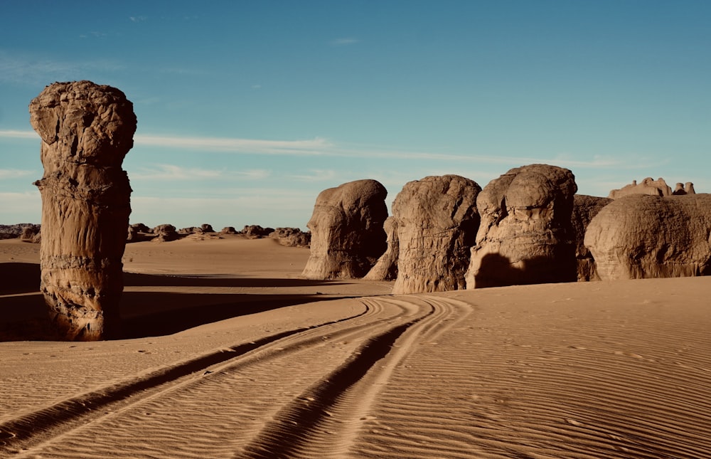 Uma estrada de terra no meio de um deserto