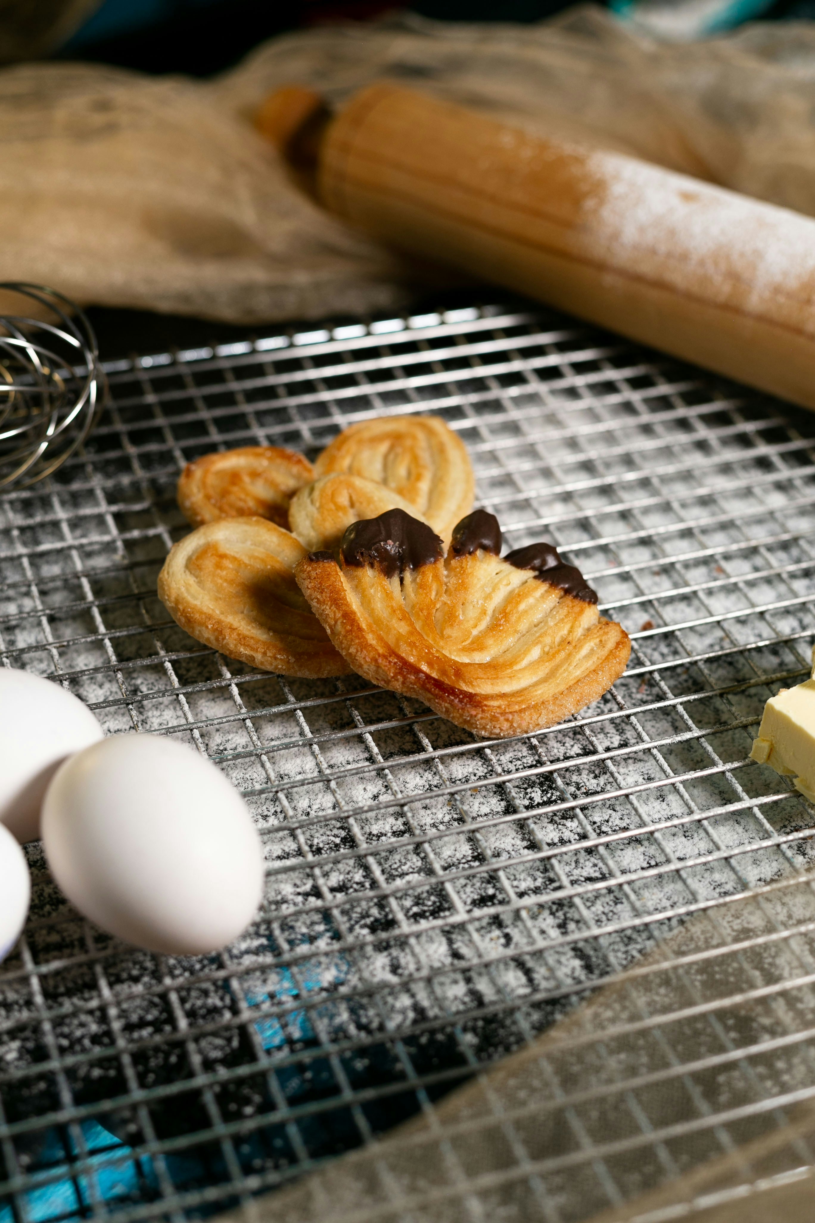 ¿Necesito conocimientos previos de manualidades o repostería para aprovechar bien el curso?