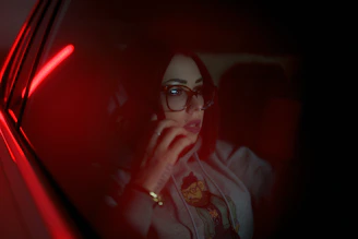 A friendly customer on the phone sharing car details with a rápidocash representative.