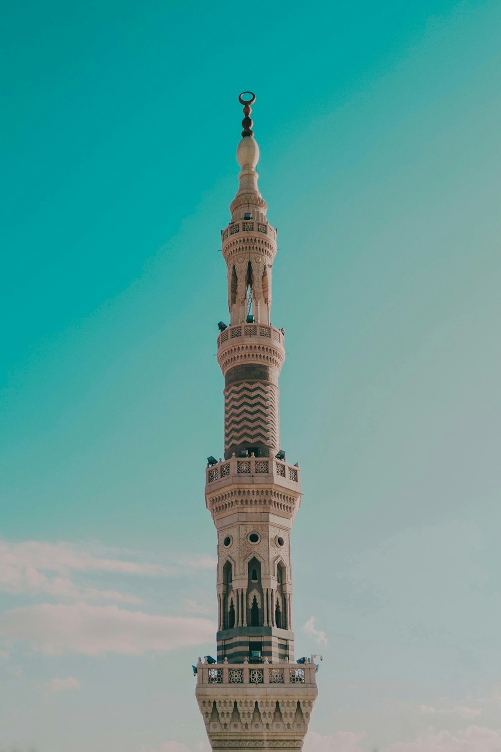 un'alta torre con un orologio in cima