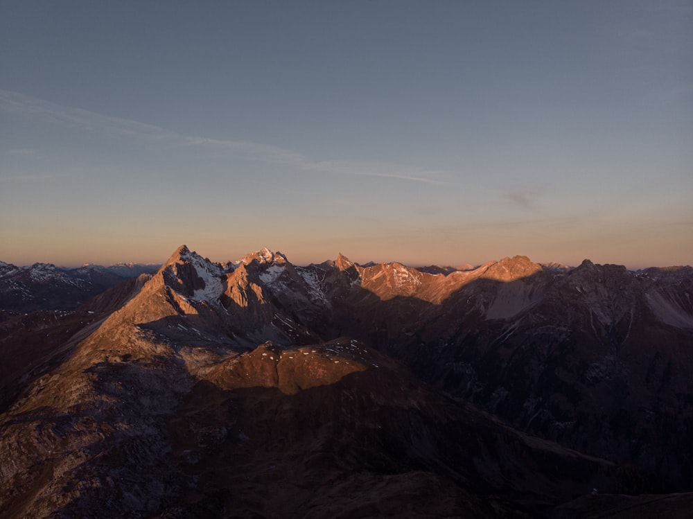 Blick auf eine Bergkette bei Sonnenuntergang