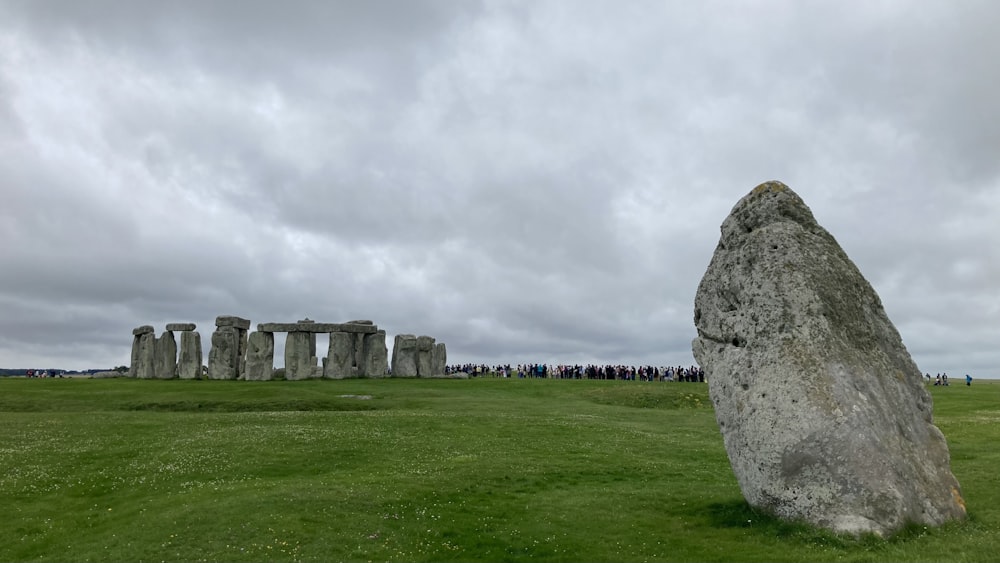 una grande roccia in mezzo a un campo