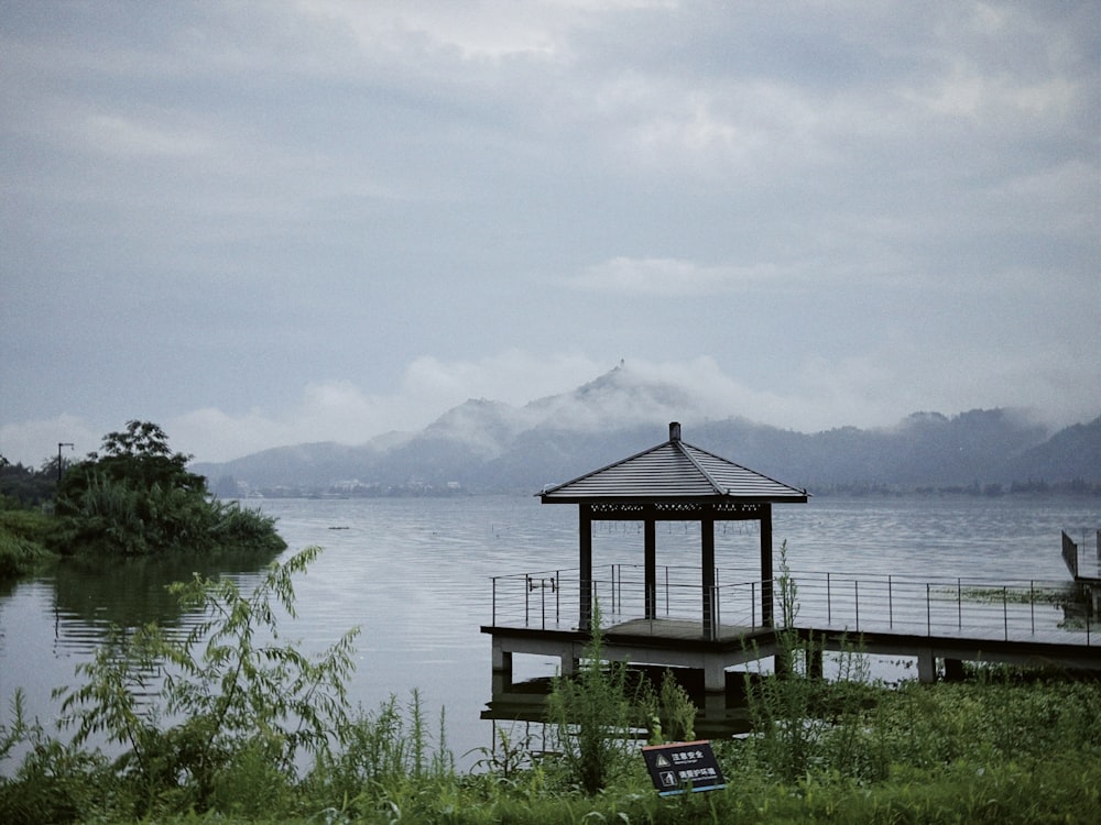 Ein Pavillon liegt am Ufer eines Sees