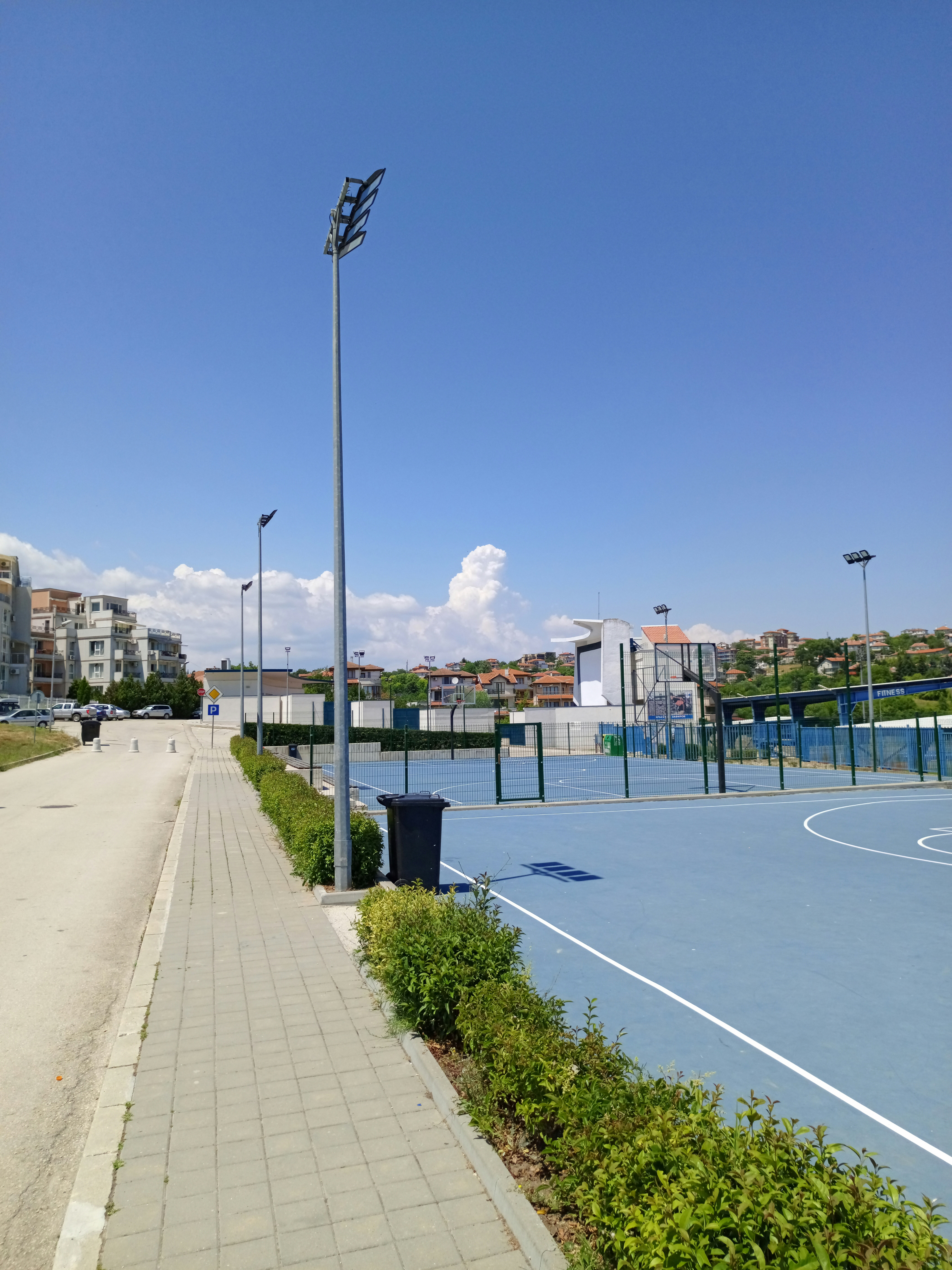 Un campo da tennis con un cielo blu sullo sfondo