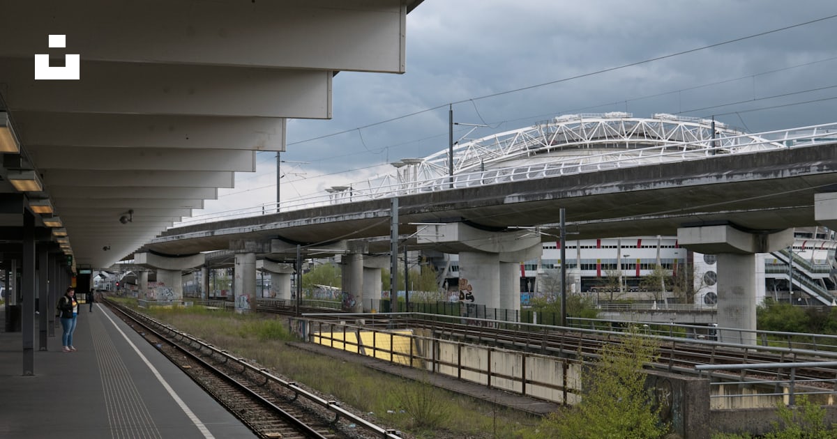 Foto Una estación de tren con un tren en las vías Imagen Ámsterdam