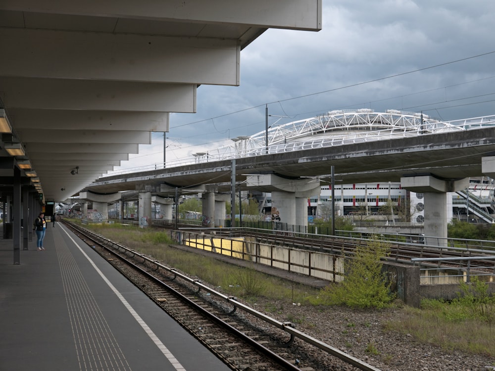 une gare avec un train sur les rails