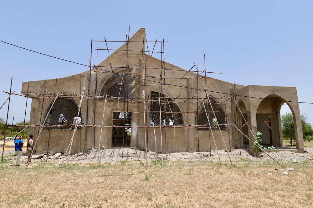 un bâtiment avec des échafaudages autour des fenêtres