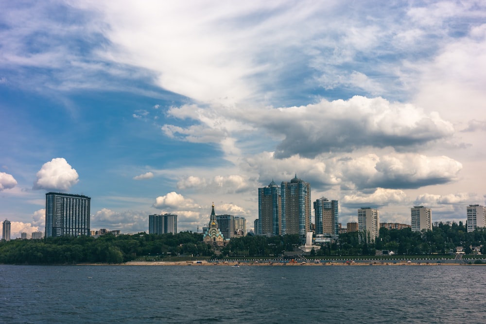 Un grand plan d’eau avec une ville en arrière-plan