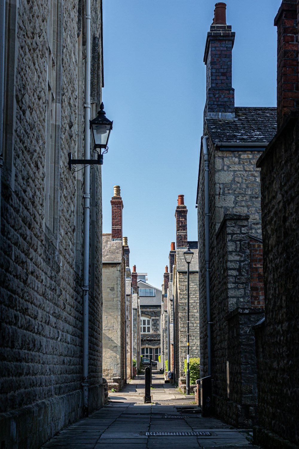 a narrow alley way between two brick buildings