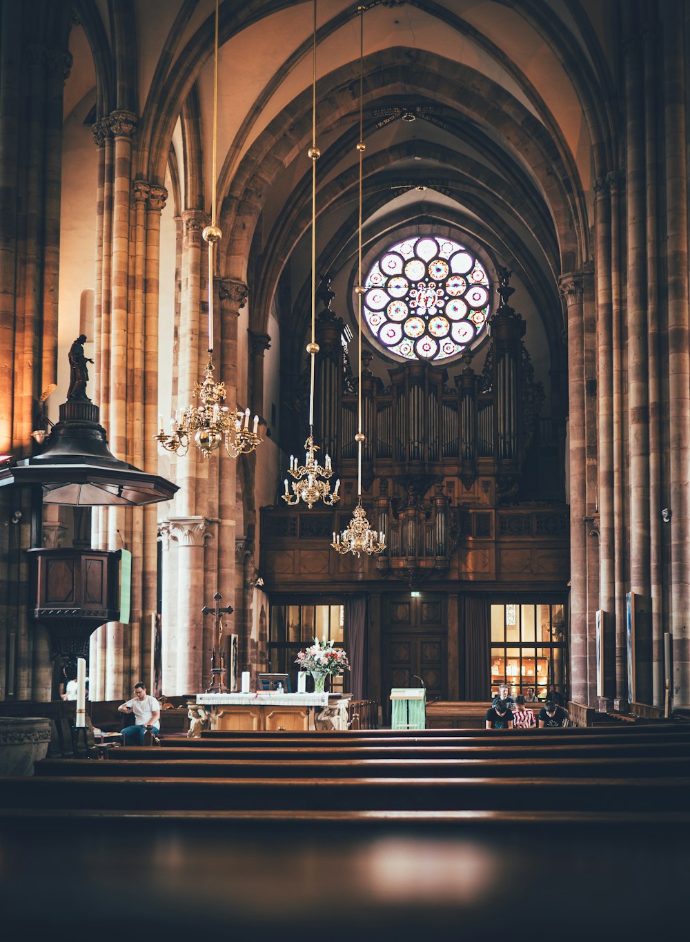 une grande cathédrale avec un lustre et un lustre suspendus au plafond