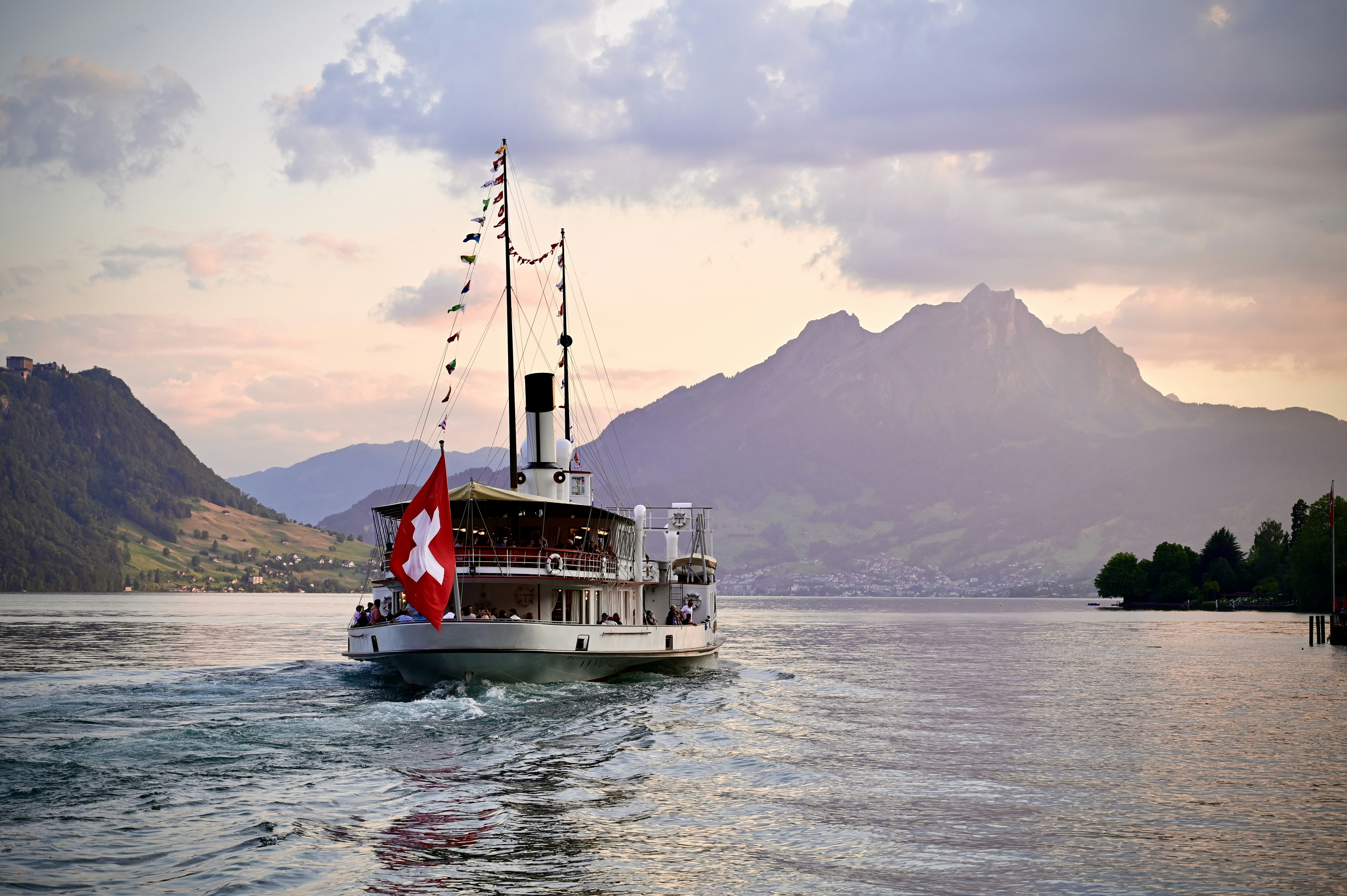 ein großes Boot mit einer Flagge im Wasser