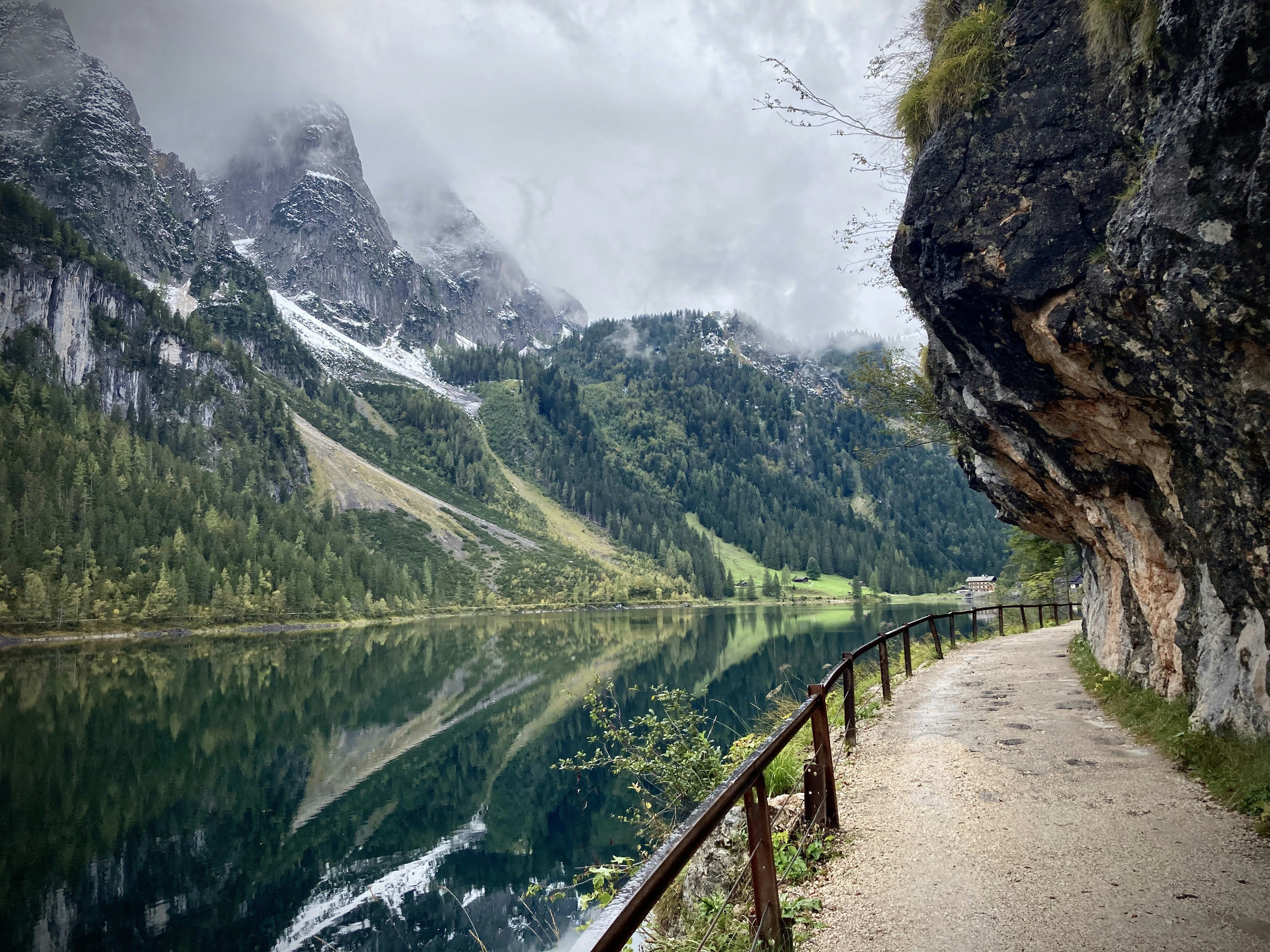 Ein malerischer Blick auf einen Bergsee mit einem Weg, der dorthin führt