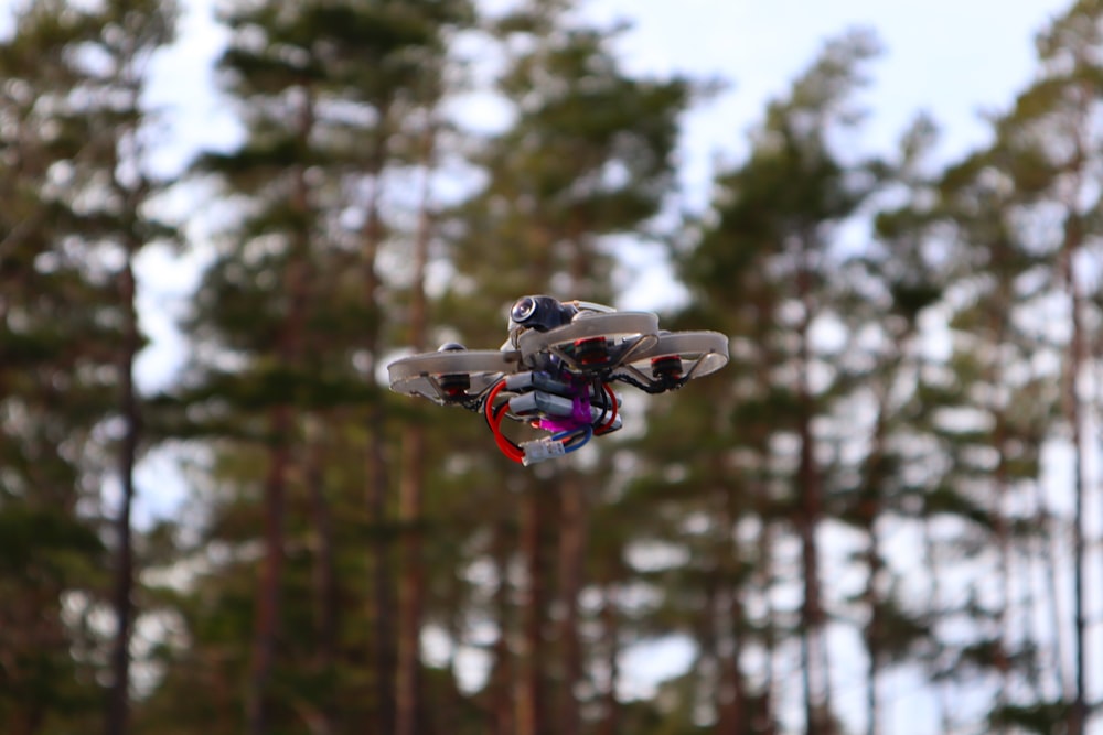 Un homme volant dans les airs tout en faisant du snowboard