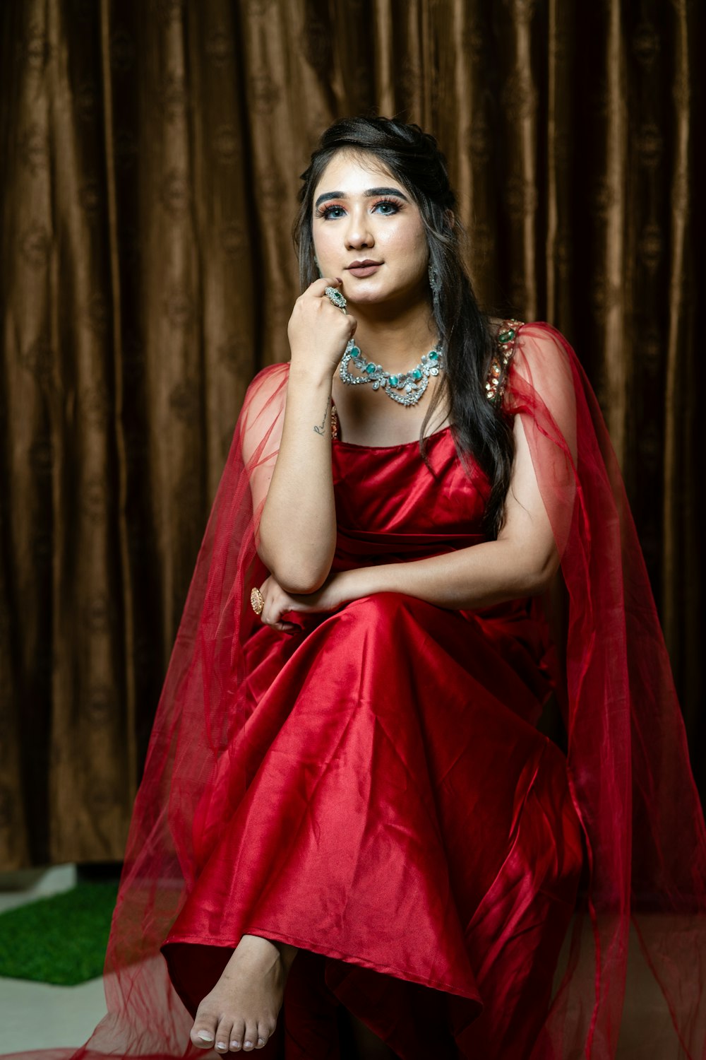 Eine Frau in einem roten Kleid posiert für ein Foto