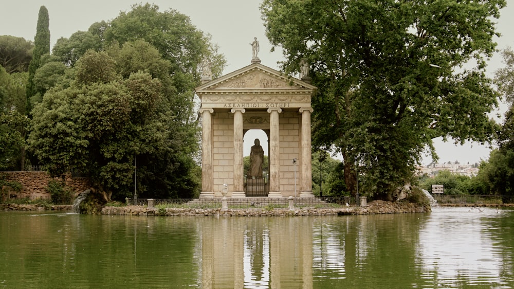 Ein Pavillon inmitten eines Sees, umgeben von Bäumen