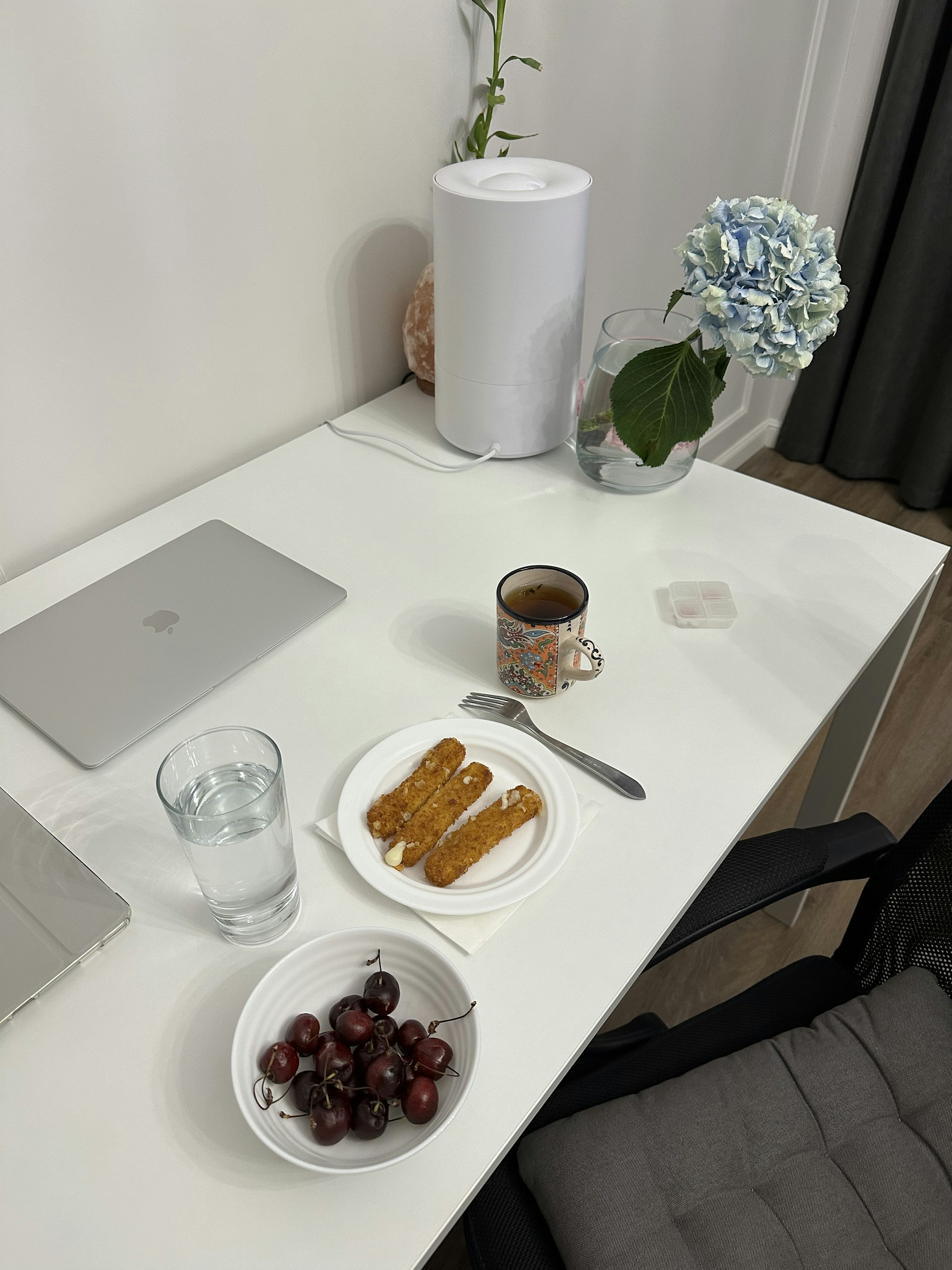 gray computer monitor