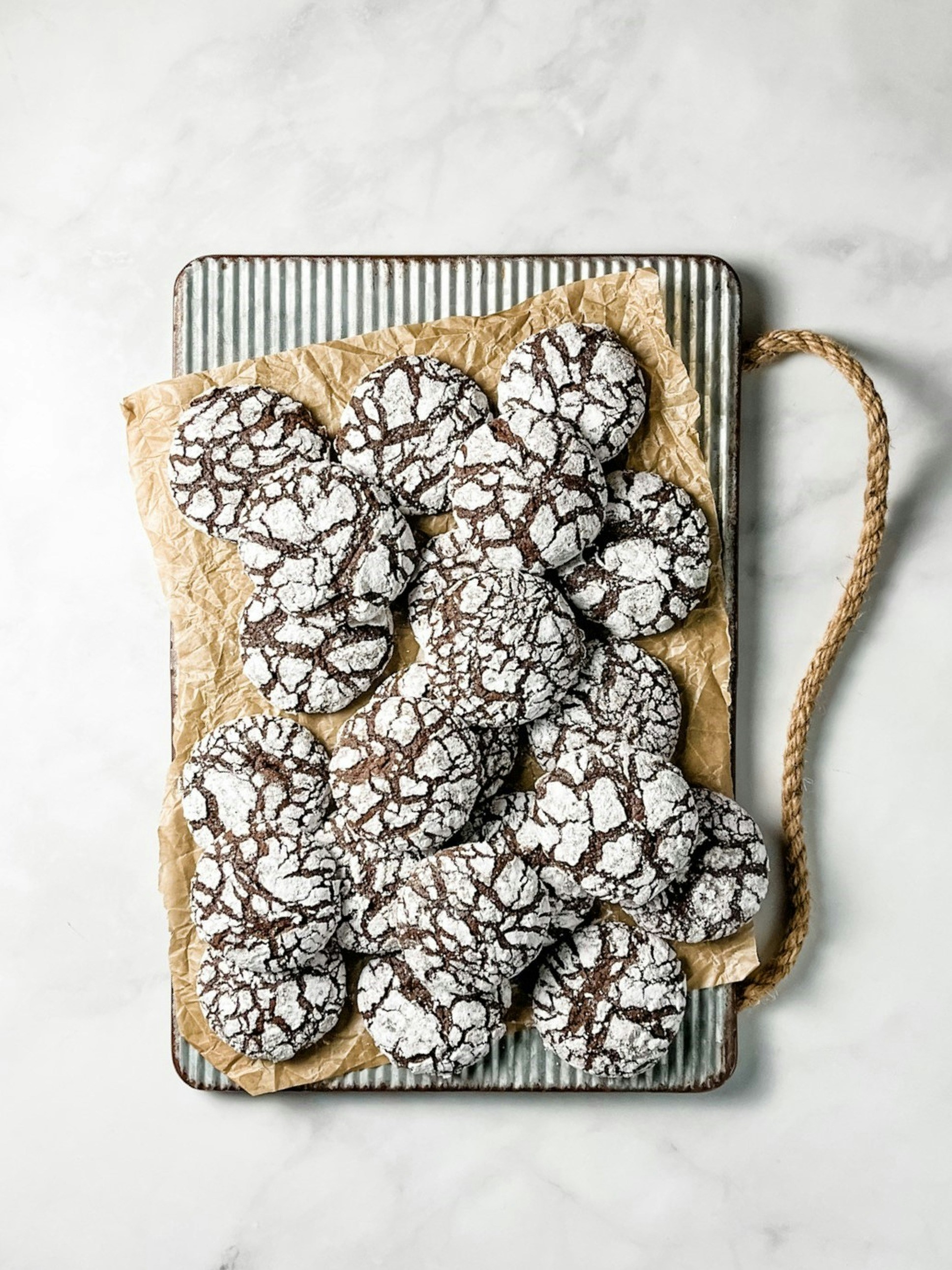 Una bandeja de galletas arrugadas de chocolate sobre una mesa
