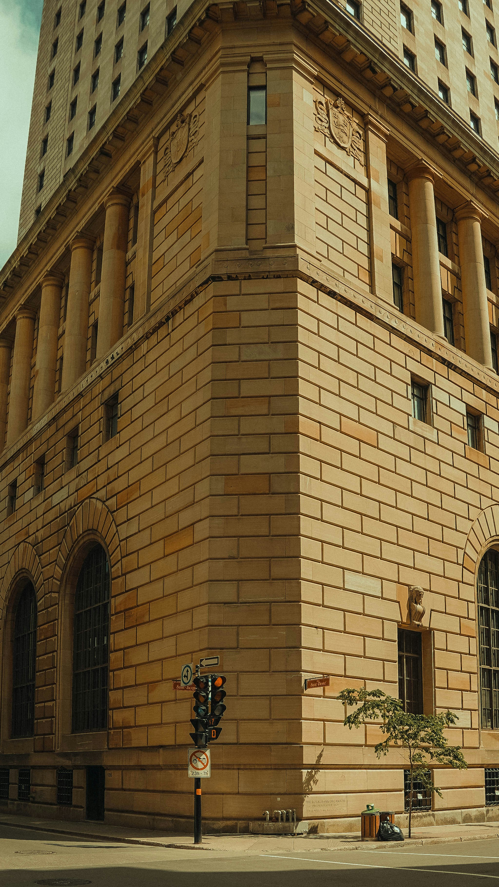 Un alto edificio in mattoni con un orologio in cima
