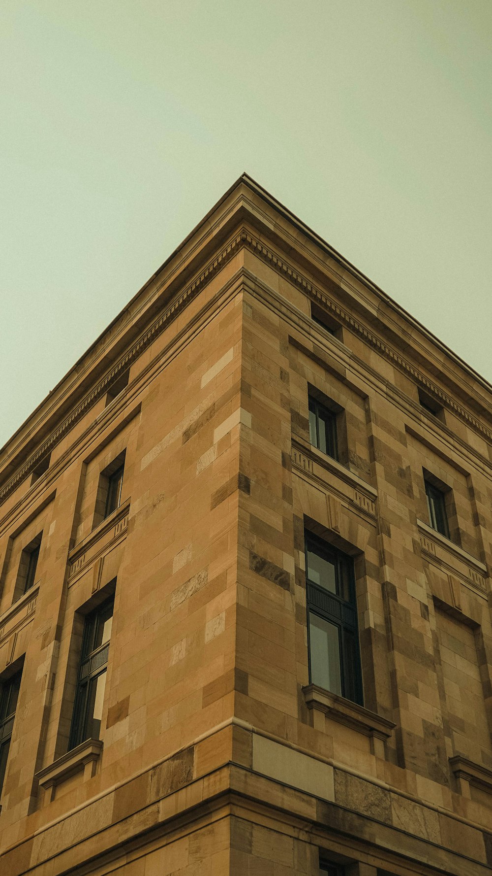 un orologio sul lato di un edificio