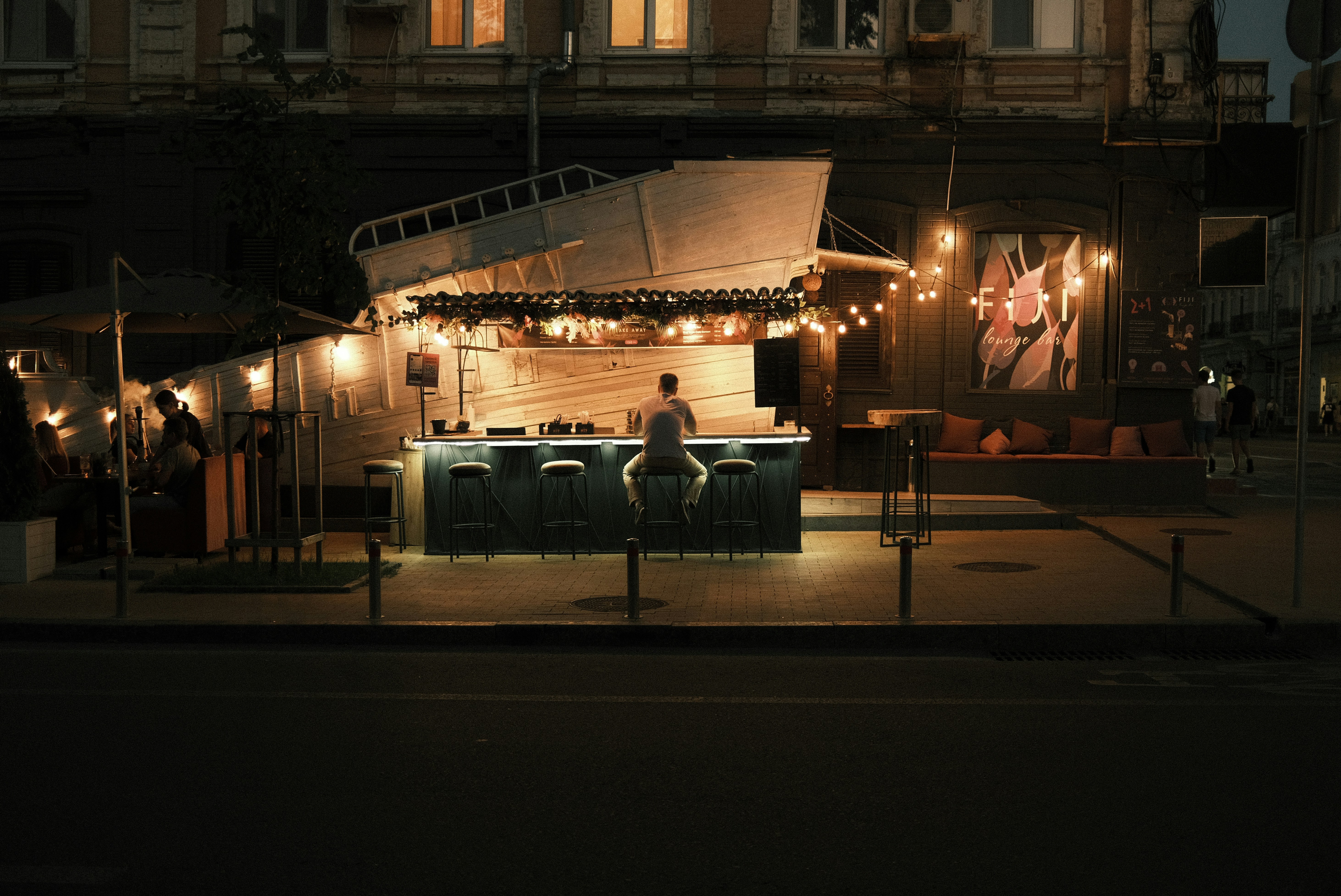 Image de Comment choisir un DJ ambient down-tempo pour animer votre restaurant à Marseille