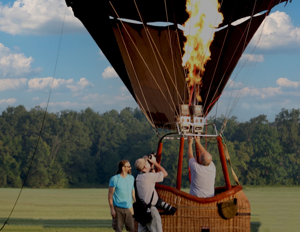 Zwei Männer, die an einem Heißluftballon arbeiten