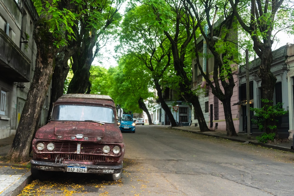 um caminhão velho estacionado no acostamento da estrada