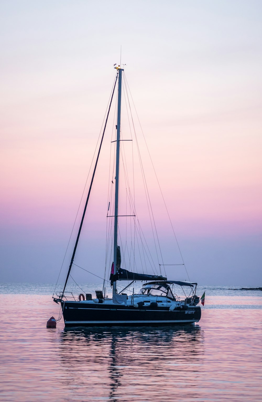 ein Segelboot im Wasser bei Sonnenuntergang