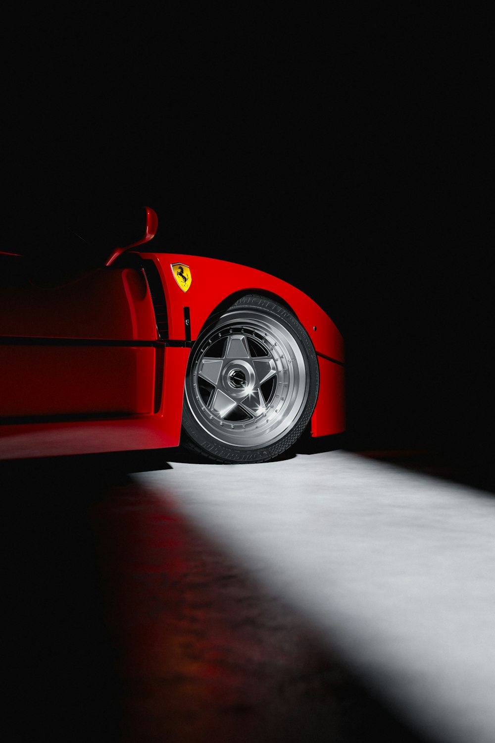 Un'auto sportiva rossa parcheggiata al buio