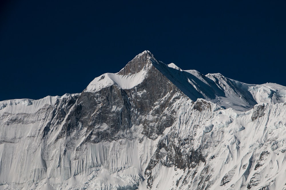 Ein großer, schneebedeckter Berg unter blauem Himmel