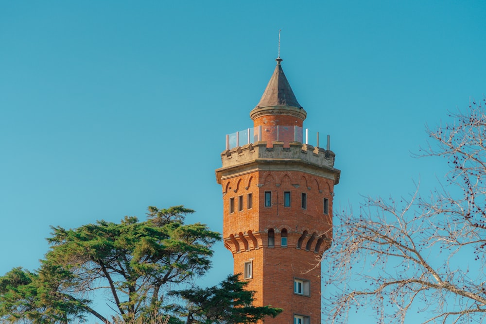 une haute tour avec une horloge au sommet