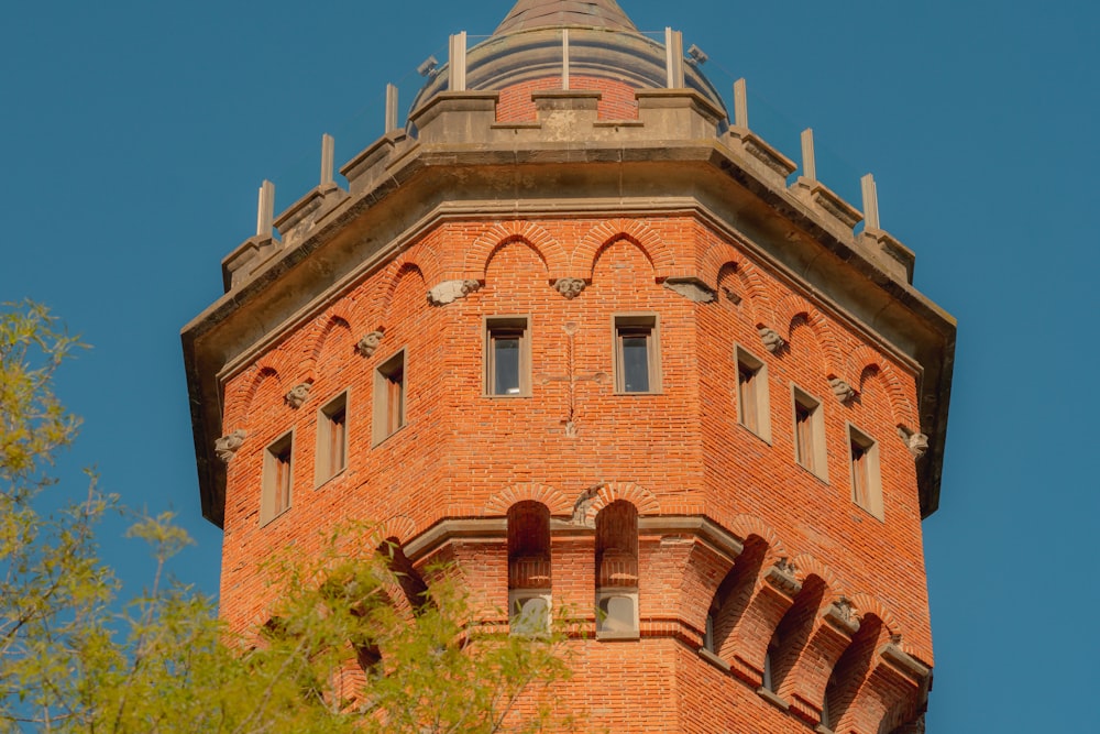 Una alta torre de ladrillo con un fondo de cielo