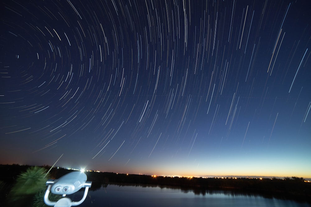 O céu noturno está cheio de trilhas estelares