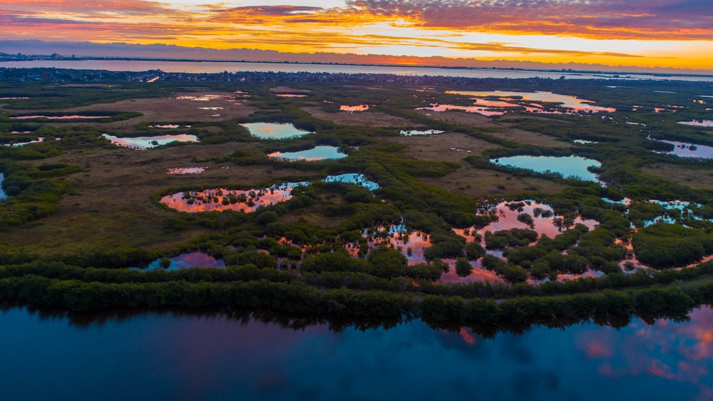 Una vista aérea de un lago rodeado de tierra