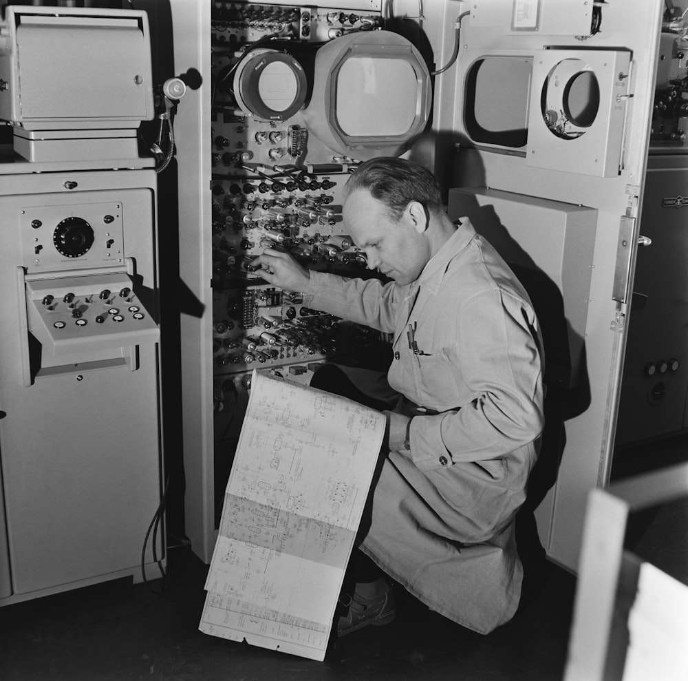 Un hombre trabajando en una máquina en una habitación